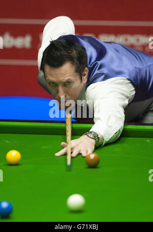 Dominic Dale während seines Spiels gegen Barry Hawkins während der DAFABET World Snooker Championships im Crucible, Sheffield. Stockfoto