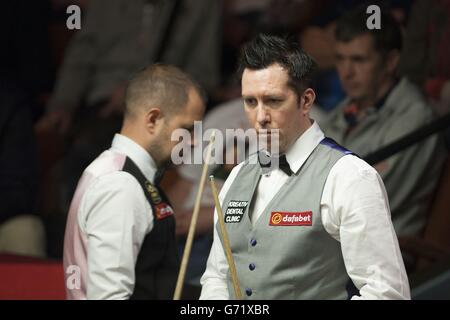 Dominic Dale während seines Spiels gegen Barry Hawkins während der DAFABET World Snooker Championships im Crucible, Sheffield. Stockfoto