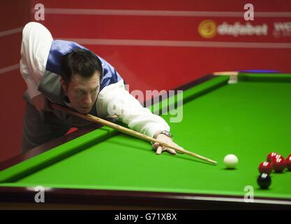 Dominic Dale während seines Spiels gegen Barry Hawkins während der DAFABET World Snooker Championships im Crucible, Sheffield. Stockfoto