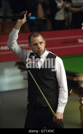 Snooker - Dafabet Snooker-Weltmeisterschaft - Tag Zwölf - The Crucible. Barry Hawkins feiert seinen Sieg über Dominic Dale während der Dafabet Snooker-Weltmeisterschaft im Crucible, Sheffield. Stockfoto