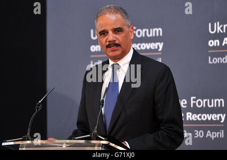 Der Generalanwalt der Vereinigten Staaten, Eric Holder, gibt seine Abschlusserklärung am Ende des ukrainischen Forums zur Vermögensrückgewinnung in London ab. Stockfoto