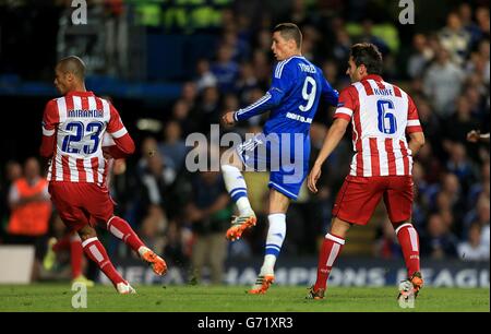 Fußball - UEFA Champions League - Halbfinale - zweite Etappe - Chelsea gegen Atletico Madrid - Stamford Bridge. Chelseas Fernando Torres erzielt das erste Tor ihrer Seite Stockfoto