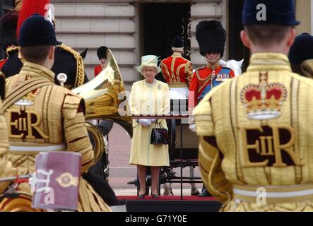 Die Briten Queen Elizabeth II. Und der Herzog von Edinburgh inspizieren die Truppen während der Trooping the Color Zeremonie entlang der Mall im Zentrum von London. Stockfoto