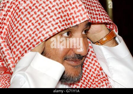 Minister für Islamische Angelegenheiten, DR. SALEH bin Abdulaziz Al-Shaikh, sagte BEI einer Pressekonferenz in der Saudi-arabischen Botschaft in London, wo er sagte, die saudischen Behörden hätten bereits die Hälfte der Terrorzellen des Landes ausgelöscht, und es wurden Methoden zur Behandlung des Rests ergriffen. Stockfoto