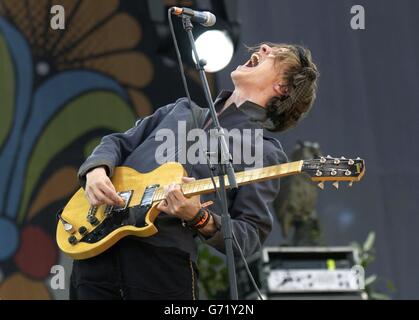 British Sea Power treten während des Isle of Wight Festivals im Seaclose Park in Newport, Isle of Wight, live auf. Stockfoto