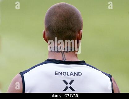 England Kapitän David Beckham während einer Trainingseinheit im Estadio da Luz Nationalstadion in Lissabon, Portugal, am Samstag, 12. Juni 2004, um sich auf das morgige EM 2004-Eröffnungsspiel gegen Frankreich vorzubereiten. Stockfoto