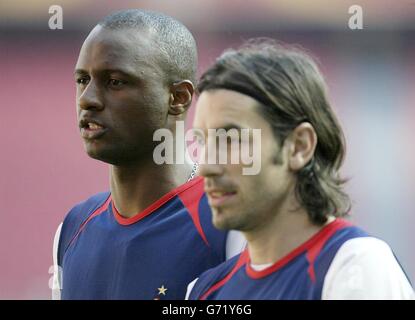 Die Franzosen Patrick Vieira und Robert Pires (R) beim Training auf dem Estadio da Luz in Lissabon, Portugal, am Samstag, 12. Juni 2004, um sich auf das morgige EM 2004-Eröffnungsspiel gegen England vorzubereiten. Stockfoto