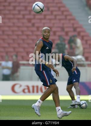 Der Franzose Thierry Henry beim Training auf dem Estadio da Luz in Lissabon, Portugal, Samstag, 12. Juni 2004 zur Vorbereitung auf das morgige EM 2004-Eröffnungsspiel gegen England. Stockfoto