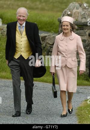 Sir Menzies Campbell M.P und seine Frau Elspeth kommen zur Hochzeit von Jane Smith, der Tochter des ehemaligen Labour-Führers John Smith, und Malcolm Robertson, dem Sohn von Lord Robertson, in der St. Kiaran's Church in der Nähe von Port Charlotte auf der Insel Islay an. Stockfoto