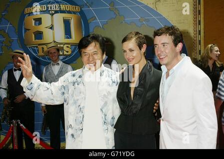 Die Besetzung (links-rechts) Jackie Chan, Cecile de France und Steve Coogan kommen zur Premiere ihres neuesten Films Around the World in 80 Days, der im El Capitan Theater, Los Angeles, Kalifornien, USA, gezeigt wird. Stockfoto