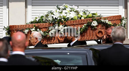 Der Sarg der Autorin Suen Townsend wird zur Beerdigung in die De Montfort Hall, Leicester, getragen. Stockfoto