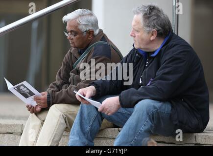 Mitglieder der Öffentlichkeit schauen zu, während sie eine große Leinwand hören und sehen, wie der Trauerdienst der Autorin Sue Townsend vor der De Montford Hall in Leicester übertragen wird. Stockfoto