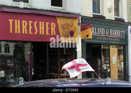 Der Thresher Wine Shop in Boston, Lincs, nachdem die Fußballfans, die gestern Abend von der dramatischen Niederlage Englands bei der Euro 2004 durch Frankreich wütet wurden, den Lizenzversager in Brand gesetzt und ihn überfallen hatten. Zwei Polizeiautos wurden umgeworfen und in Brand gesetzt, nachdem die Probleme vor dem Still Pub eskaliert hatten, und eine Gruppe von bis zu 70 Personen sowie kleinere Gruppen, die sich in der Stadt verteilten, warfen Ziegel und Flaschen auf Polizisten. Die Polizei in der Stadt verhaftete 11 Personen, sechs wegen gewalttätiger Unruhen, zwei wegen Diebstahls, zwei wegen Brandstiftung und eine wegen Betrunkenheit und Unordnung. Stockfoto