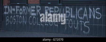 Graffiti in Bezug auf den Sinn-Fein-Anführer Gerry Adams wird an einer Wand an der Falls Road in Belfast gemalt, da die Polizei weitere 48 Stunden Zeit hat, um ihn über den Mord an der Mutter von 10 Jean McConville zu befragen. Stockfoto