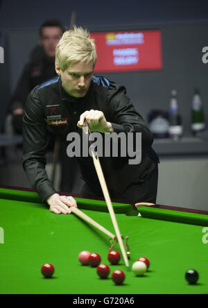 Neil Robertson während seines Halbfinalmatches gegen Mark Selby während der DAFABET World Snooker Championships im Crucible, Sheffield. Stockfoto