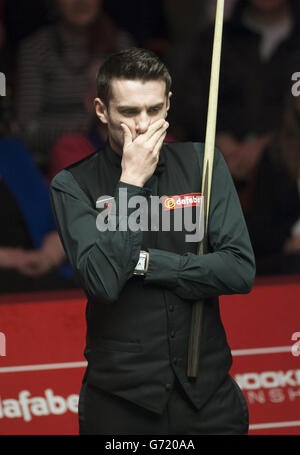 Mark Selby während seines Halbfinalmatches gegen Neil Robertson während der DAFABET World Snooker Championships im Crucible, Sheffield. Stockfoto