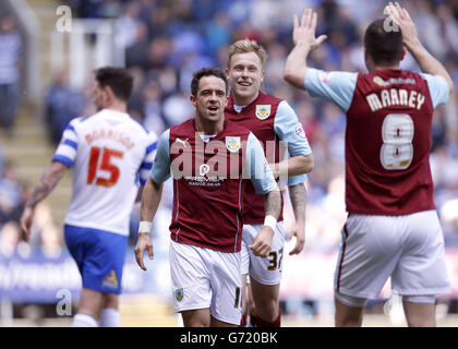 Fußball - Sky Bet Championship - Reading V Burnley - Madejski Stadium. Burnleys Danny Ings (links) feiert den zweiten Treffer mit Teamkollege Scott Arfield (rechts) Stockfoto