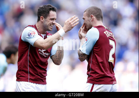 Fußball - Sky Bet Championship - Reading V Burnley - Madejski Stadium. Burnleys Danny ings (links) feiert den zweiten Treffer mit Teamkollege Kieran Trippier (rechts) Stockfoto