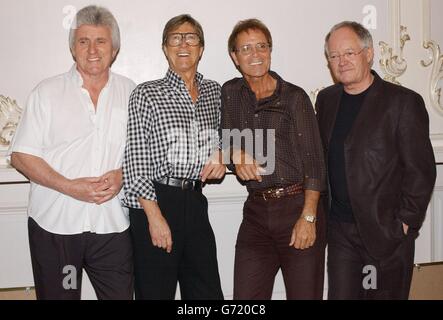 Sir Cliff Richard (zweiter rechts) mit The Shadows, (von links) Bruce Welch, Hank B Marvin und Brian Bennett im London Palladium, bevor sie gemeinsam ihr letztes Konzert geben, bei dem Sir Cliff drei Nummern singen wird. Die Bandmitglieder Marvin, Bruce Welch und Brian Bennett tourten zum letzten Mal in ihrer 45-jährigen Karriere durch Großbritannien und spielten 37 Ausverkaufstermine vor ihrem letzten Auftritt. Die Gruppe hält Goldscheiben, um mehr als 100,000 Verkäufe ihrer kürzlich erschienenen Doppel-CD Life Story - The Very Best of The Shadows zu markieren. Stockfoto