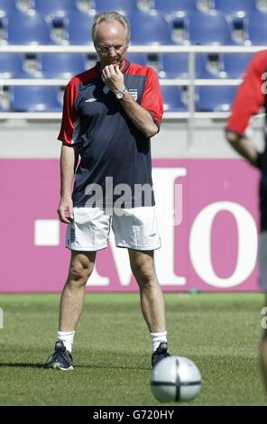 Vor dem morgigen Spiel gegen die Schweiz bei den Europameisterschaften nimmt Englands Manager Sven Goran Eriksson am Platz Cidade de Coimbra Teil. . Stockfoto