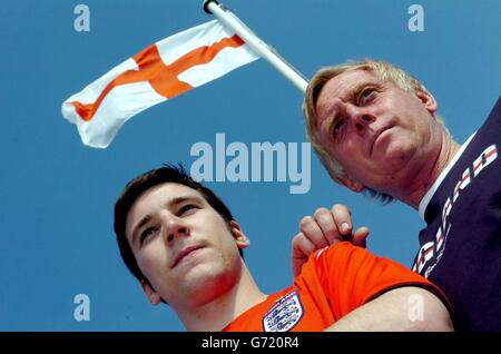 Jon Cockeril, 17, und der Wirt des Great Danes Pub Roger Gransden, 58, in Beachamwell, Norfolk. Der gemeinderat weinte übel, nachdem ein Lehrling Klempner das Kreuz von St. George auf halber Mast flog, um Englands letzte Niederlage durch Frankreich bei den Fußball-Europameisterschaften zu betrauern. Fußballfan Jon Cockerill, 17, flog seine Flagge auf seinen Dorffast in Beachamwell, Norfolk, um seine Enttäuschung über den Sieg Frankreichs im Jahr 2-1 zu markieren. Doch der gemeinderat forderte die Entfernung der Flagge, nachdem sich ein Anwohner beschwert hatte, dass Fahnen geflogen werden sollten, um wichtige staatliche Anlässe zu markieren. Stockfoto