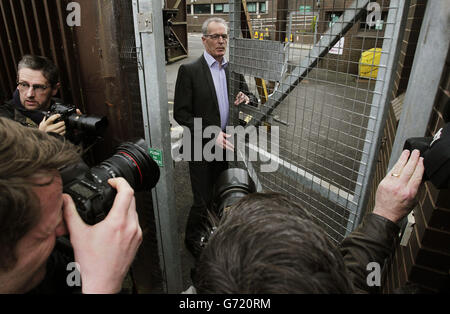 Gerry Kelly von Sinn Fein betritt die Polizeistation Antrim, nachdem sie Gerry Adams, den Präsidenten von Sinn Fein, besucht hat. Stockfoto