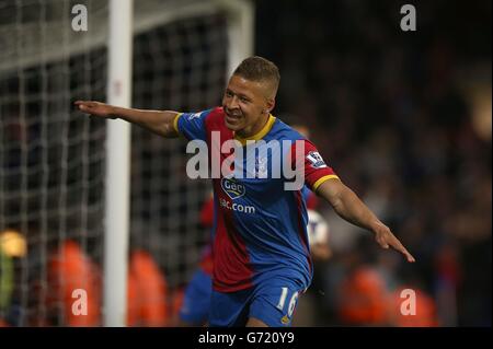 Dwight Gayle von Crystal Palace feiert, nachdem er das dritte Tor seines Teams erzielt hat Stockfoto