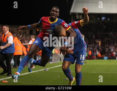 Fußball - Barclays Premier League - Crystal Palace gegen Liverpool - Selhurst Park. Dwight Gayle (rechts) von Crystal Palace feiert mit Teamkollege Yannick Bolasie, nachdem er das dritte Tor seines Teams erzielt hatte Stockfoto