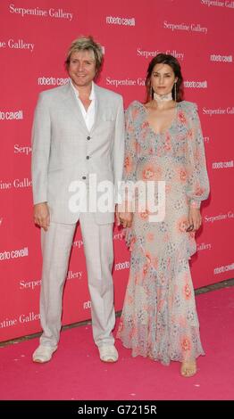 DURAN Duran-Frontmann Simon Le Bon und seine Frau Yasmin kommen zur Serpentine Summer Party, die von Modedesigner Roberto Cavalli moderiert wird, in die Serpentine Gallery in Kensington Gardens, West London. Stockfoto