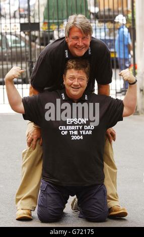 Tommy Walsh, Moderator der Ground Force, und Jono Coleman, DJ von Heart FM (vorne), feierten bei einer Fotocolall ihren Gewinn des Epsom Celebrity Dad of the Year 2004 vor dem Grovesnor House Hotel im Zentrum von London. Stockfoto