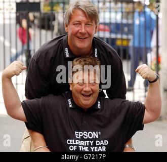 Bodentruppen-Moderator Tommy Walsh (links) und Jono Coleman von Heart FM DJ bei einer Fotocolall, um ihren Gewinner des Epsom Celebrity Dad of the Year 2004 zu feiern, vor dem Grovesnor House Hotel im Zentrum von London. Stockfoto