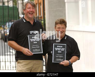 Bodentruppen-Moderator Tommy Walsh (links) und Jono Coleman von Heart FM DJ bei einer Fotocolall, um ihren Gewinner des Epsom Celebrity Dad of the Year 2004 zu feiern, vor dem Grovesnor House Hotel im Zentrum von London. Stockfoto