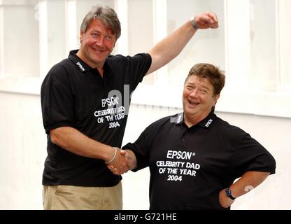 Bodentruppen-Moderator Tommy Walsh (links) und Jono Coleman von Heart FM DJ bei einer Fotocolall, um ihren Gewinner des Epsom Celebrity Dad of the Year 2004 zu feiern, vor dem Grovesnor House Hotel im Zentrum von London. Stockfoto