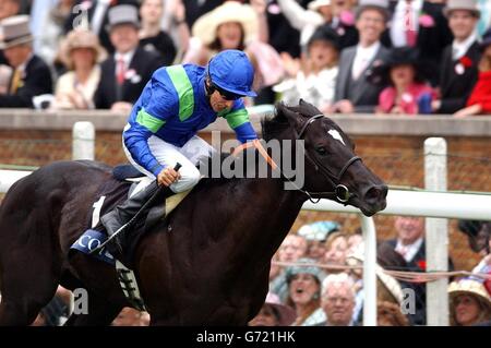 Blaue Dakota siegt beim Royal Ascot 2004 Stockfoto