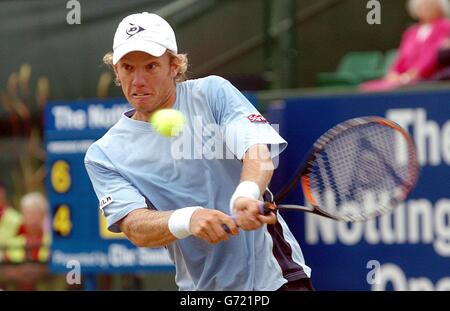 Der Schwede Thomas Johansson auf dem Weg zu einem 6-4,7-5,7-6-Sieg über den Briten greg Rusedski im Viertelfinale der Nottingham Open. Stockfoto