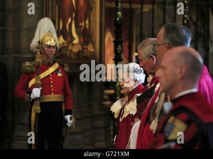 Der Prinz von Wales und Königin Elizabeth II., während des Ordens des Bades Service in Westminster Abbey in London. Stockfoto