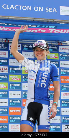 Radfahren - 2014 Women's Tour of Britain - Etappe drei - Felixstowe nach Clacton. Sharon Laws aus Großbritannien feiert den Sieg im Mountain Jersey während der dritten Etappe der Women's Tour of Britain 2014. Stockfoto