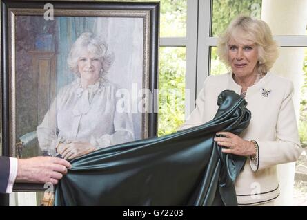 Die Herzogin von Cornwall im Douglas House mit einem Porträt, das Ruth Heppel bei einem Besuch im Helen & Douglas House Hospiz in Oxford gemalt hat, dessen Schirmherrin sie ist, da das Hospiz sein 10-jähriges Bestehen feiert. DRÜCKEN Sie VERBANDSFOTO. Bilddatum: Freitag, 9. Mai 2014. Bildnachweis sollte lauten: Paul Grover/Daily Telegraph/PA Wire Stockfoto