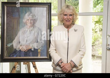 Die Herzogin von Cornwall im Douglas House mit einem Porträt, das Ruth Heppel während eines Besuchs im Helen & Douglas House Hospiz in Oxford gemalt hat, dessen Schirmherrin sie ist, während das Hospiz sein 10-jähriges Bestehen feiert. Stockfoto