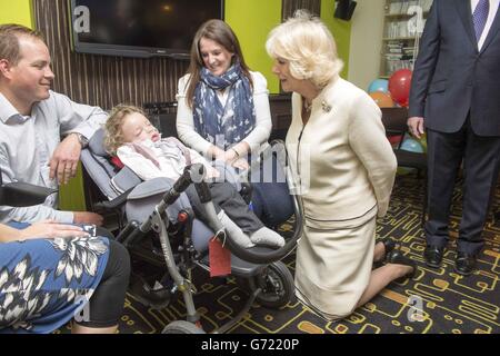 Die Herzogin von Cornwall trifft den zweijährigen Jacob Webb im Douglas House bei einem Besuch im Helen & Douglas House Hospiz, Oxford, dessen Schirmherrin sie ist, während das Hospiz seinen 10. Geburtstag feiert. Stockfoto