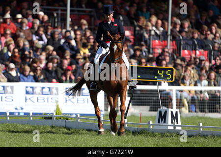 Der britische Pippa Funnel Riding Redesigned startet in der Dressurphase am dritten Tag des Mitsubishi Motors Badminton Horse Trials, Badminton. DRÜCKEN Sie VERBANDSFOTO. Bilddatum: Freitag, 9. Mai 2014. Siehe PA Geschichte REITEN Badminton. Bildnachweis sollte lauten: Steve Parsons/PA Wire Stockfoto