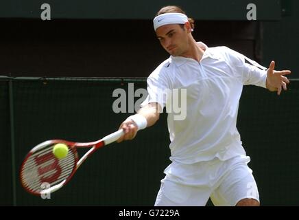 Der Titelverteidiger Roger Federer aus der Schweiz im Einsatz gegen den Briten Alex Bogdanivic bei den Lawn Tennis Championships in Wimbledon, London. KEIN HANDY. Stockfoto