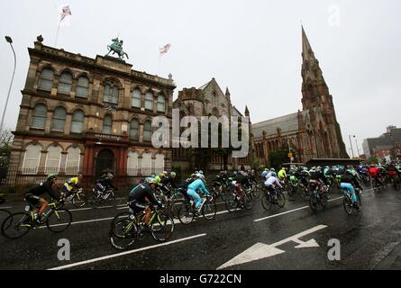 Das Hauptfeld geht an der Orange Hall und der Carlisle-Gedächtniskirche in der Clifton Street vorbei, um die zweite Etappe des Giro D'Italia 2014 in Belfast zu beginnen. Stockfoto