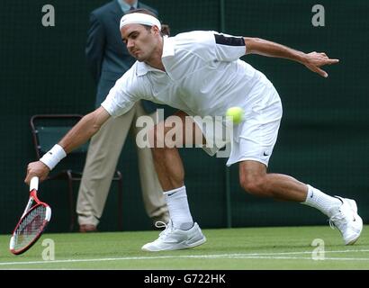 Der Titelverteidiger Roger Federer aus der Schweiz im Einsatz gegen den Briten Alex Bogdanivic bei den Lawn Tennis Championships in Wimbledon, London. Federer gewann in geraden Sätzen 6:3/6:3/6:0. NUR FÜR REDAKTIONELLE ZWECKE, KEINE VERWENDUNG VON MOBILTELEFONEN Stockfoto