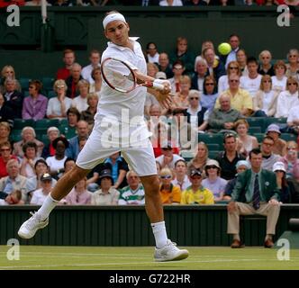 Der Titelverteidiger Roger Federer aus der Schweiz im Einsatz gegen den Briten Alex Bogdanivic bei den Lawn Tennis Championships in Wimbledon, London. Federer gewann in den geraden Sätzen 6:3/6:3/6:0. KEIN HANDY. Stockfoto