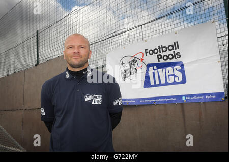 Guy Branston hält eine Coaching-Sitzung während der StreetGames Fußballpools Fives bei Goals Plymouth in Plymouth ab. DRÜCKEN SIE VERBANDSFOTO. Bilddatum: Samstag, 10. Mai 2014. Bildnachweis sollte lauten: Tim Ireland/PA Wire Stockfoto