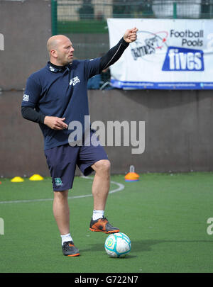 Fußball - StreetGames Fußball Pools Fives - Ziele Plymouth. Guy Branston hält eine Coaching-Sitzung während der StreetGames Fußballpools Fives bei Goals Plymouth in Plymouth ab. Stockfoto