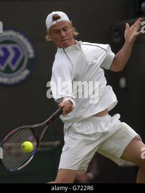 Lleyton Hewitt aus Australien im Einsatz gegen Jurgen Metzler aus Österreich bei den Lawn Tennis Championships in Wimbledon, London heute Montag, 21. Juni 2004. Hewitt gewann in den geraden Sätzen 6:2/6:4/6:2. KEIN HANDY. Stockfoto