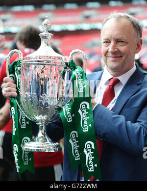 Fußball - FA Vase - Finale - Sholing gegen West Auckland Town - Wembley Stadium. Dave Winaper, Manager von Sholing, mit der Trophäe Stockfoto