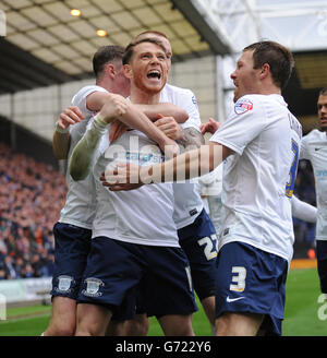 Joe Garner (Facing) von Preston North End feiert mit seinen Teamkollegen, nachdem er das Eröffnungstreffer des Spiels gegen Rotherham United erzielt hat. Stockfoto